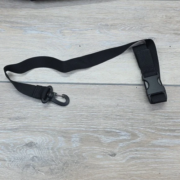 Timbuk2 Classic Messenger Bag - Raspberry Pink & Black - Waterproof Tech Carry - Picture 12 of 16